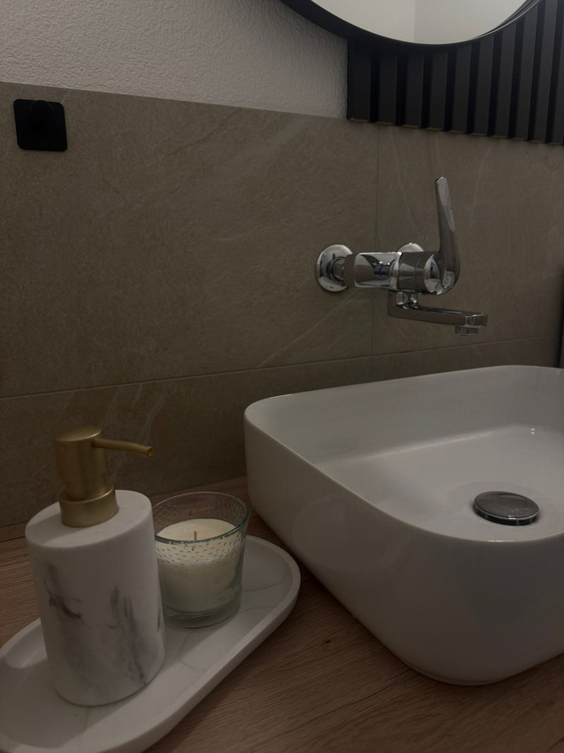 <p>Modernes Badezimmer mit stilvollem Design in Konolfingen</p>